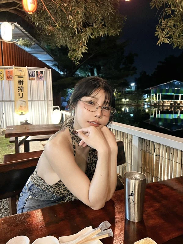 เมเม่ portrait 3
